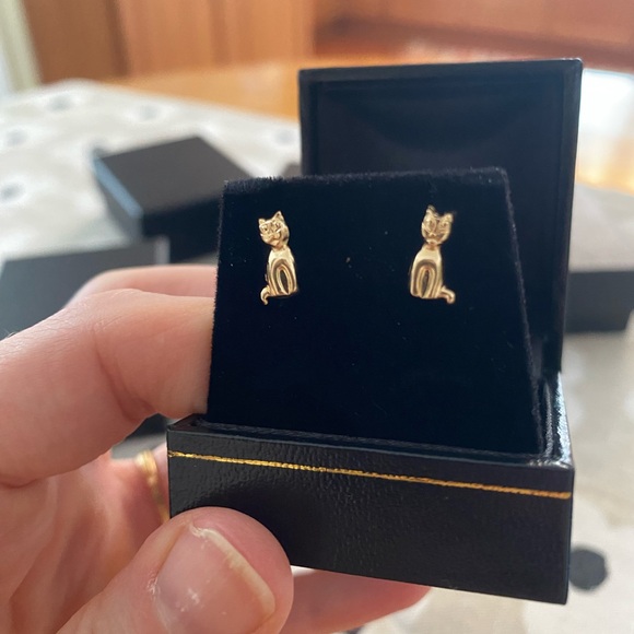 10k yellow Gold Cat Stud Earrings - Picture 2 of 4